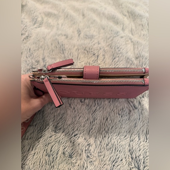 🌺NWT Guess Wristlet🌺 - Picture 3 of 9
